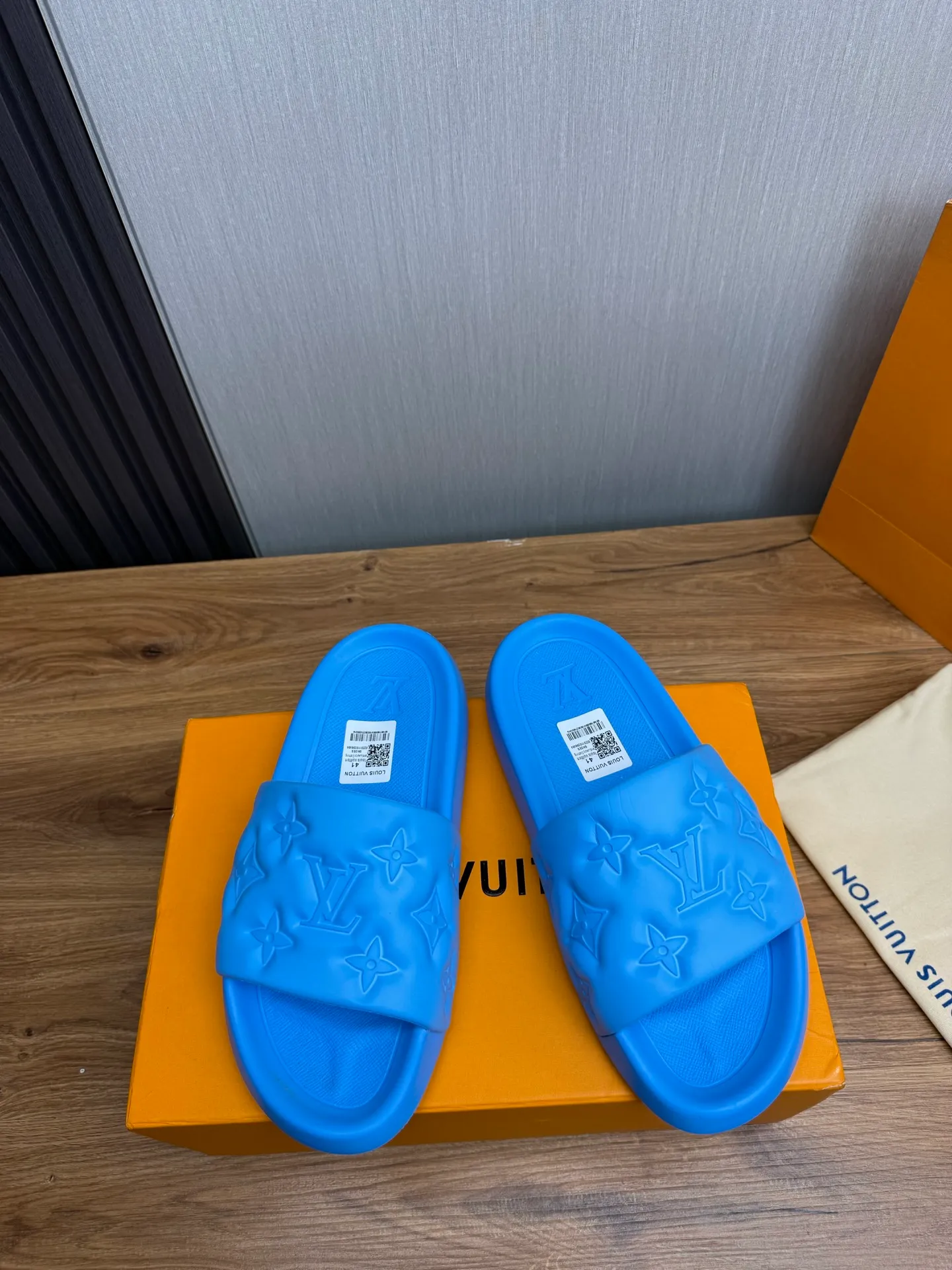Men's shoes 💰260💰 ▪️LV's popular Little Red Book popular slippers hot sale: 1 shipment✅ Super textured and comfortable slippers, original TPU outsole. Authentic counter box drawer box packaging 🎁Size 38-45